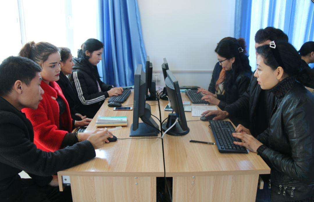 学习网页设计是自学好还是报培训班好