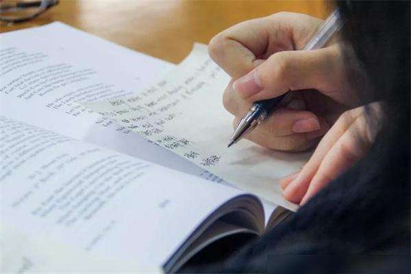 ���и���Ӣ��