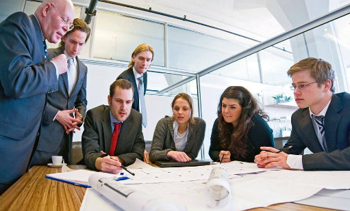 ��ѯ����ʦ��һ������ʦ���ԵĶԱȷ���