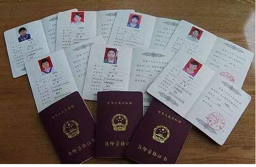 һ���˿��Կ�ȡ�����ͬ�Ľ�ʦ�ʸ�֤��