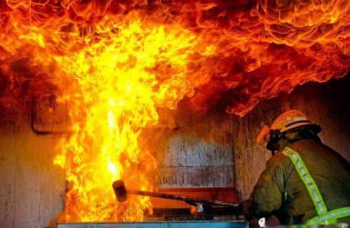 һ����������ʦ���Ի���Σ���Է������ھ�