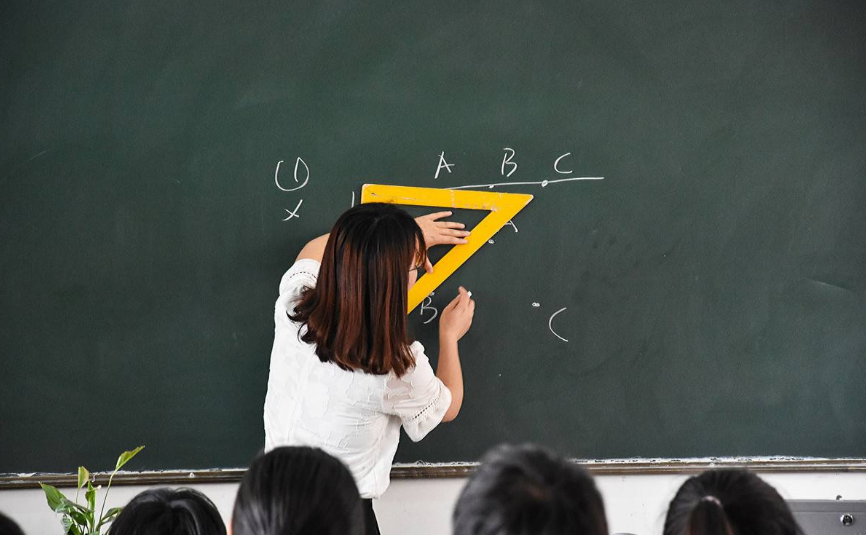 ��θ�Ч�ı�����ʦ�ʸ�֤���ԣ�