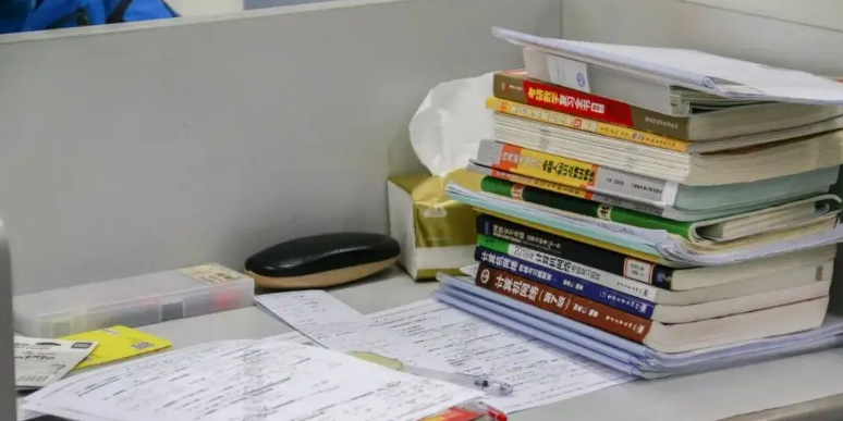 ���и�������