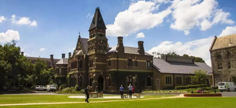 ����и���ѵѧУ����ã�