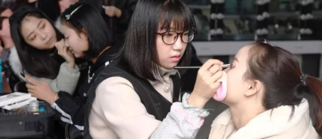 ����Ů�˻���������üë