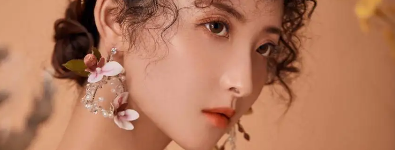 ѧ��ױ������ѵѧУ�ļҺ�