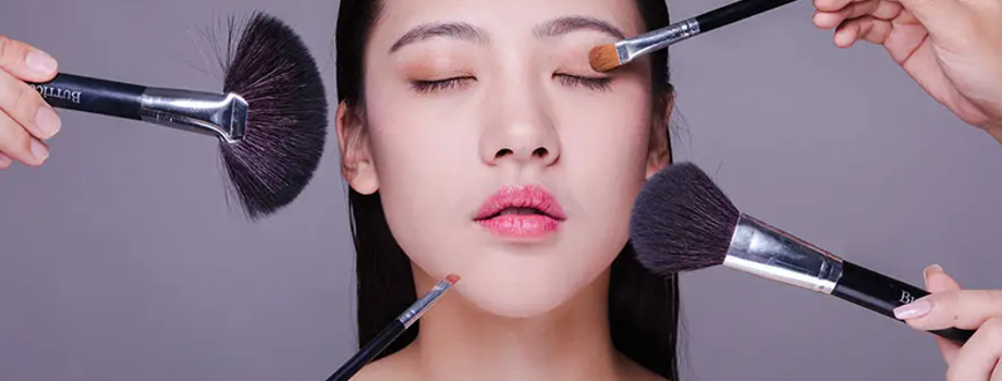 如果不想在补妆后又很快的出现脱妆花妆的现象,那么补妆前一定要先将