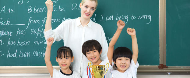 ʯ��ׯѧ�и���ѵ��Ҫ������Ǯ