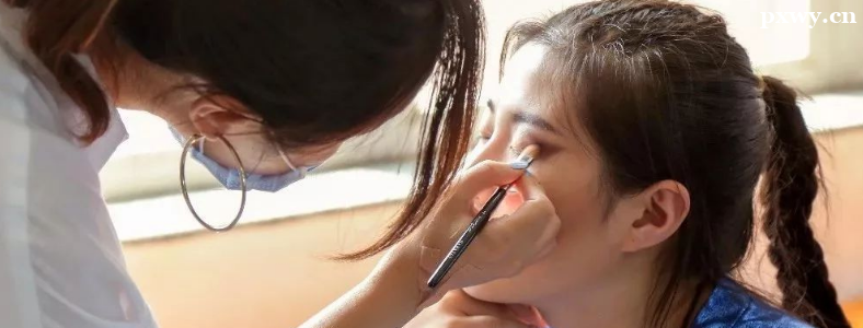 ѧ����ױʦ��ǰ;��