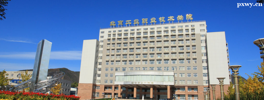 �ӱ���ְ���е�ѧУ