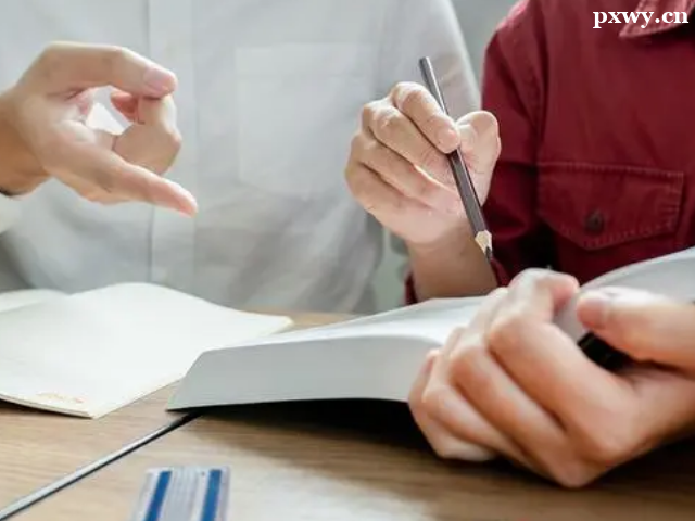 �Ϻ��ļ��и�Ӣ����ѵ���